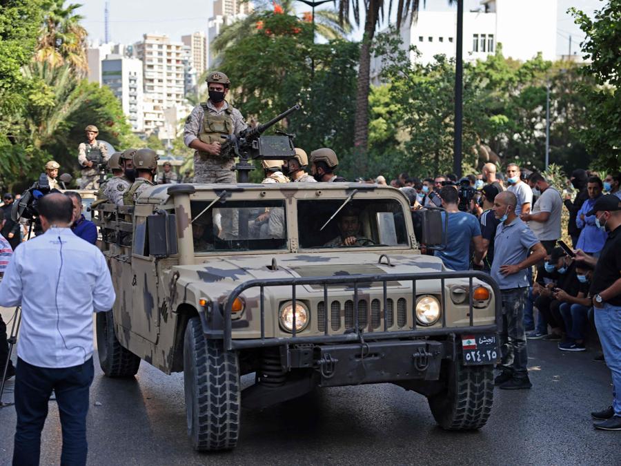 I soldati dell’esercito libanese prendono posizione nella zona di Tayouneh, alla periferia sud della capitale Beirut, il 14 ottobre 2021, dopo gli scontri a seguito di una manifestazione dei sostenitori di Hezbollah e del movimento Amal. (Photo by JOSEPH EID / AFP)