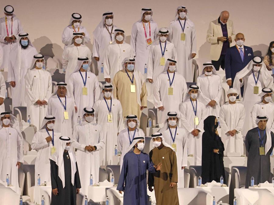 Lo sceicco  Mohamed bin Rashid al-Maktoum,  primo ministro dell’UAE, con lo sceicco Mohamed bin Zayed al-Nahyan  (Photo by Karim SAHIB / AFP)