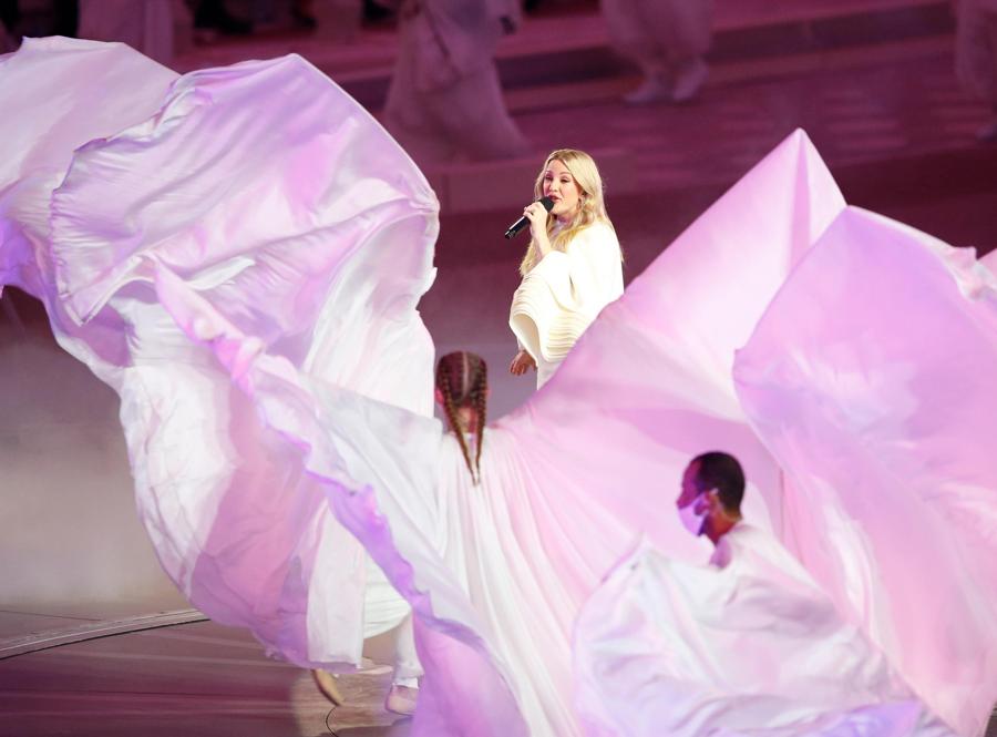 La cantante inglese  Ellie Goulding durante la cerimonia di apertura di  EXPO 2020, Dubai (EPA/ALI HAIDER)