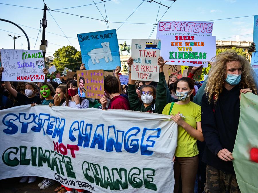 Giovani attivisti per il clima marciano durante uno sciopero degli studenti Fridays for Future il 1 ottobre 2021 a margine degli eventi Youth4Climate e Pre-COP 26 a Milano. (Photo by MIGUEL MEDINA / AFP)
