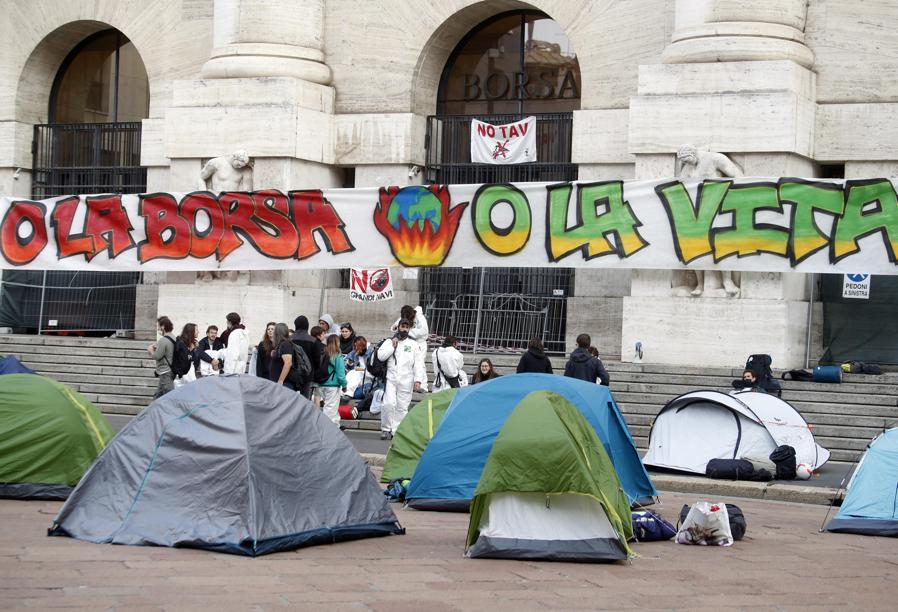 Le tende in cui hanno passato la notte alcuni attivisti del Justice Climate Platform in occasione del Fridays for future, bloccando l’accesso a palazzo Mezzanotte sede della Borsa Italiana in piazza Affari a Milano (ANSA / MATTEO BAZZI)