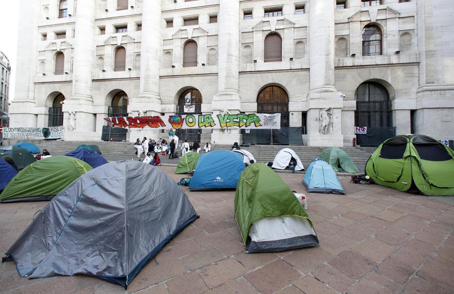 Le tende in cui hanno passato la notte alcuni attivisti del Justice Climate Platform in occasione del Fridays for future, bloccando l’accesso a palazzo Mezzanotte sede della Borsa Italiana in piazza Affari a Milano (ANSA / MATTEO BAZZI)