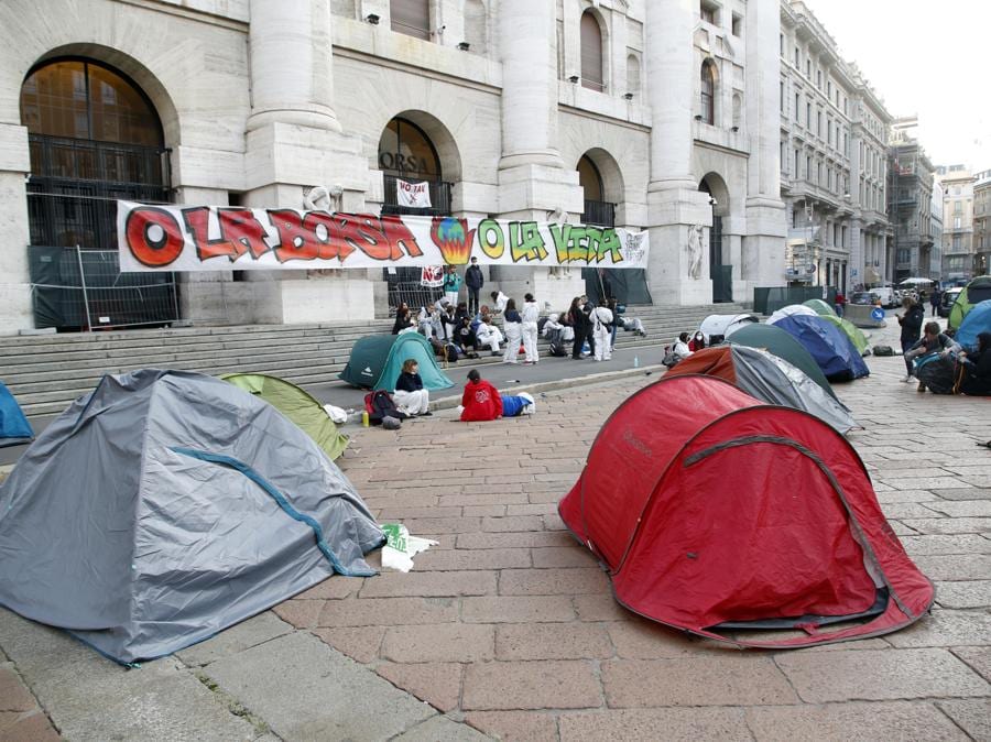 Le tende in cui hanno passato la notte alcuni attivisti del Justice Climate Platform in occasione del Fridays for future, bloccando l’accesso a palazzo Mezzanotte sede della Borsa Italiana in piazza Affari a Milano (ANSA / MATTEO BAZZI)