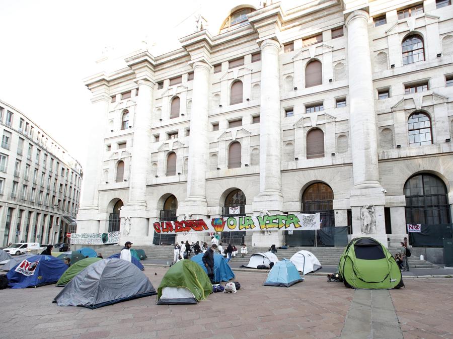 Le tende in cui hanno passato la notte alcuni attivisti del Justice Climate Platform in occasione del Fridays for future, bloccando l’accesso a palazzo Mezzanotte sede della Borsa Italiana in piazza Affari a Milano (ANSA / MATTEO BAZZI)