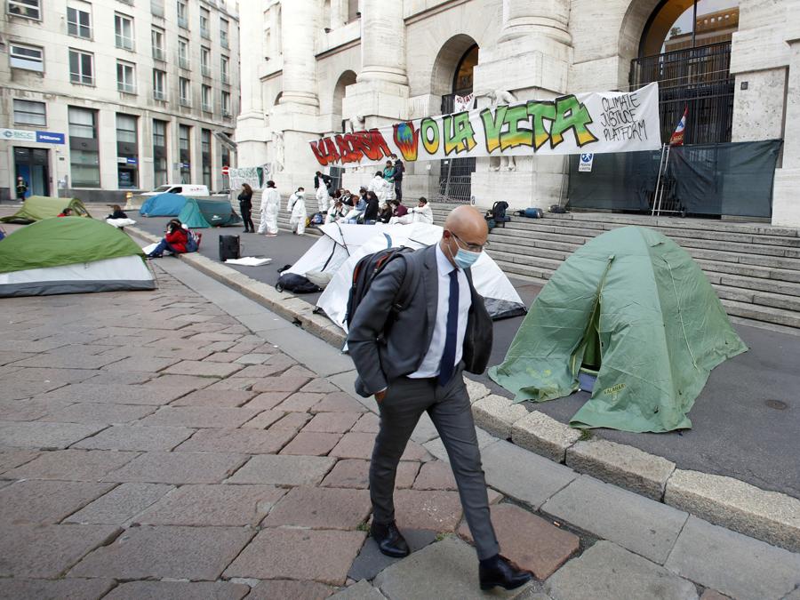 Le tende in cui hanno passato la notte alcuni attivisti del Justice Climate Platform in occasione del Fridays for future, bloccando l’accesso a palazzo Mezzanotte sede della Borsa Italiana in piazza Affari a Milano (ANSA / MATTEO BAZZI)