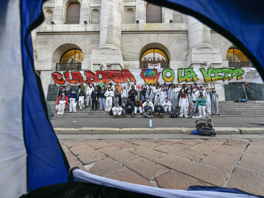 Le tende in cui hanno passato la notte alcuni attivisti del Justice Climate Platform in occasione del Fridays for future, bloccando l'accesso a palazzo Mezzanotte sede della Borsa Italiana in piazza Affari a Milano. (ANSA/Andrea Fasani)