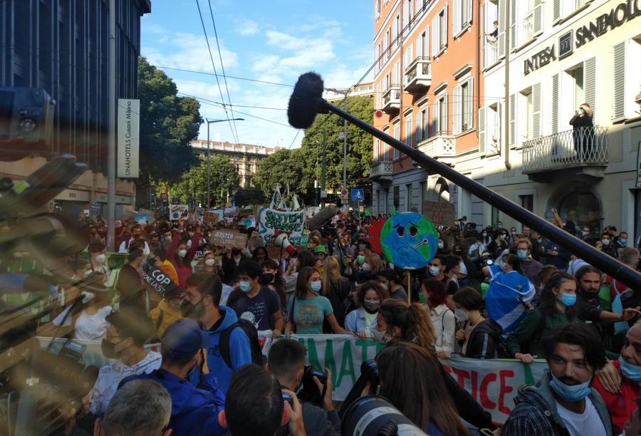 Un momento della manifestazione del Justice Climate Platform in occasione del Fridays for future, Milano (ANSA / Paolo Verdura)