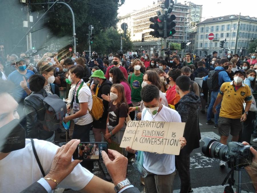 Un momento della manifestazione del Justice Climate Platform in occasione del Fridays for future, Milano. (ANSA / Paolo Verdura)
