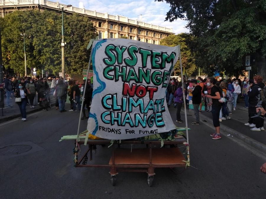 Un momento della manifestazione del Justice Climate Platform in occasione del Fridays for future, Milano. (ANSA / Paolo Verdura)