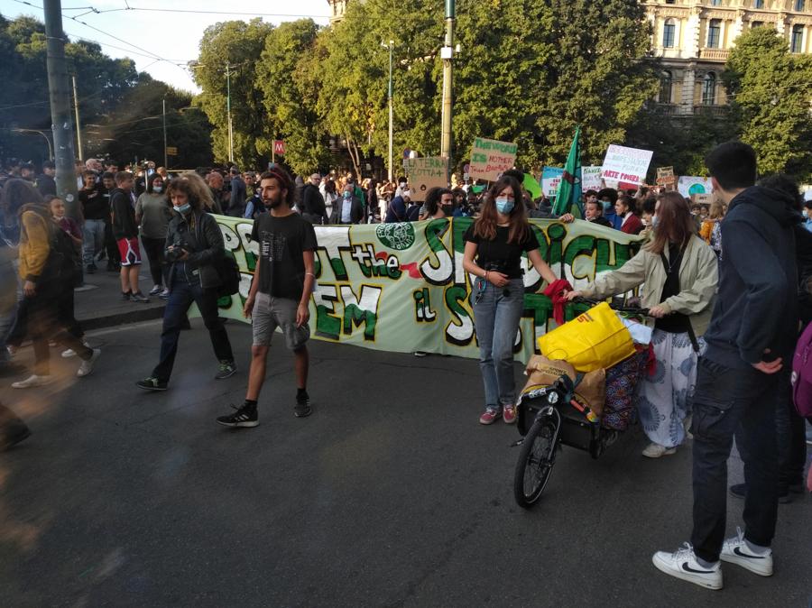 Un momento della manifestazione del Justice Climate Platform in occasione del Fridays for future, Milano (ANSA / Paolo Verdura)