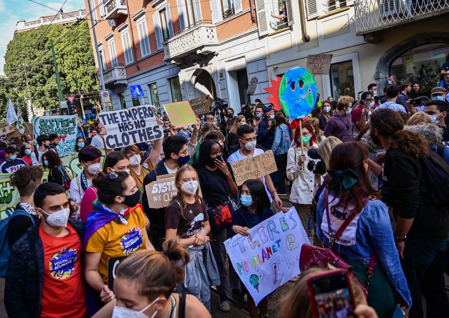 L’attivista per il clima svedese Greta Thunberg e i giovani attivisti per il clima marciano durante uno sciopero degli studenti Fridays for Future il 1 ottobre 2021 a margine degli eventi Youth4Climate e Pre-COP 26 a Milano. (Photo by MIGUEL MEDINA / AFP)