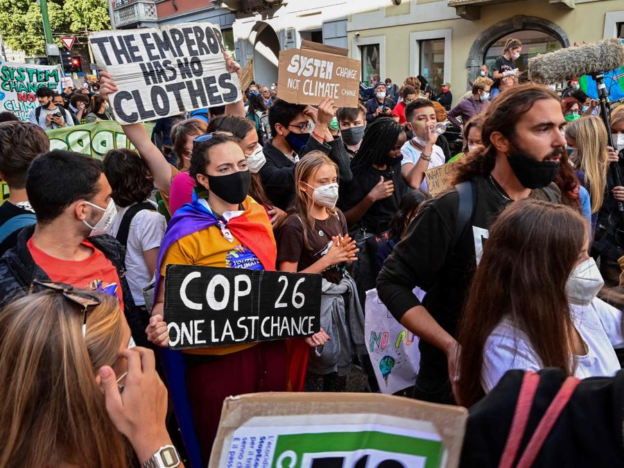 L’attivista per il clima svedese Greta Thunberg (C) e i giovani attivisti per il clima marciano durante uno sciopero degli studenti Fridays for Future il 1 ottobre 2021 a margine degli eventi Youth4Climate e Pre-COP 26 a Milano. (Photo by MIGUEL MEDINA / AFP)