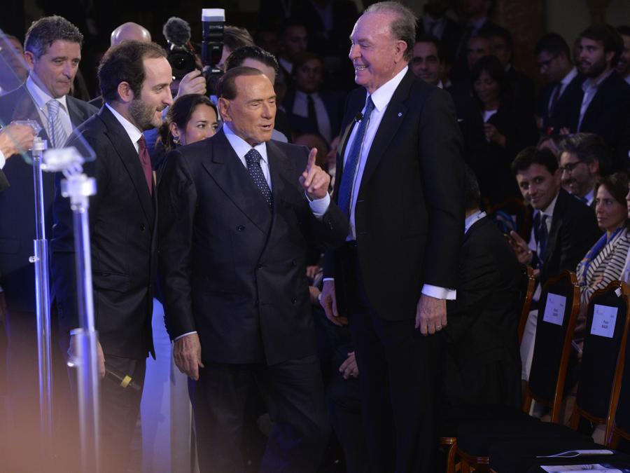 Da sinistra: Alessio Rossi, Silvio Berlusconi ed Ennio Doris (Imagoeconomica)