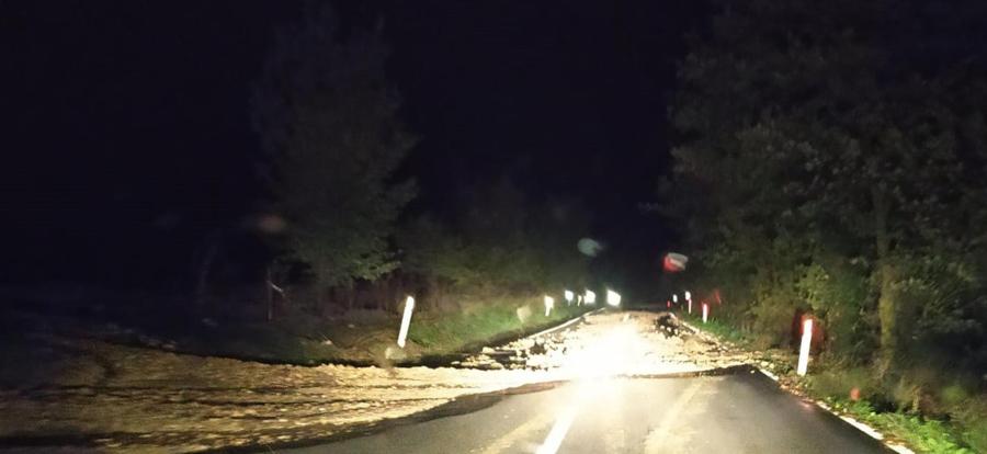 Una strada piena di detriti a causa del maltempo a Prizzi in Sicilia, 11 novembre 2021. (Ansa / Ignazio Marchese)