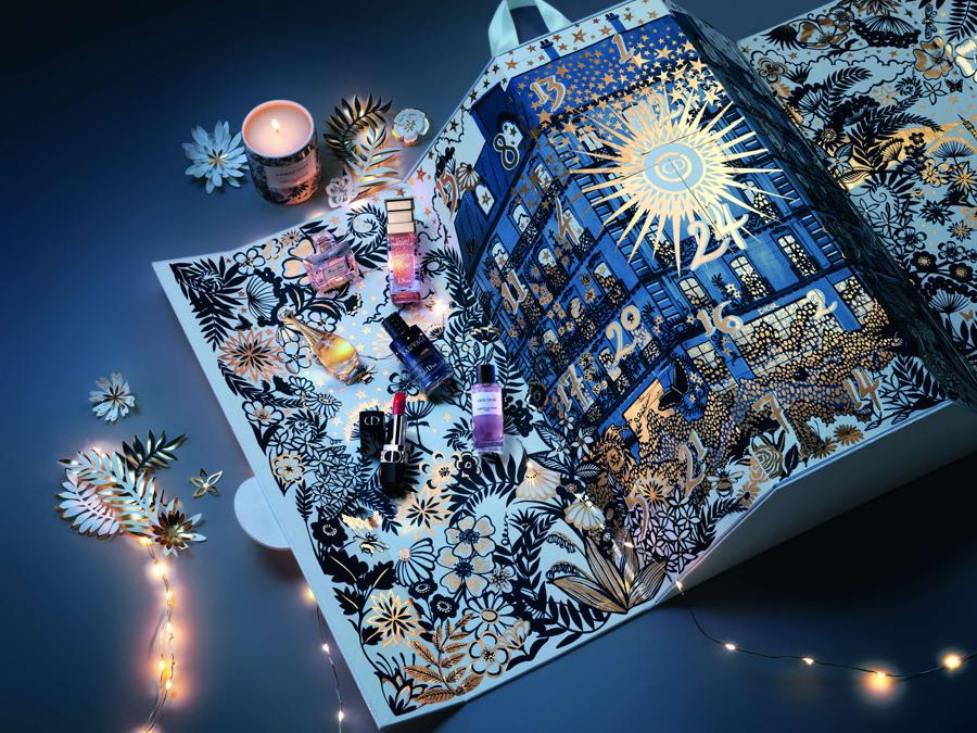 Dior. Questo Calendario è stato creato insieme all'artista Alice Shirley che ha ideato un universo floreale ammaliante di fogliame blu notte e germogli invernali dorati, che si animano come una performance teatrale all'alzarsi del sipario