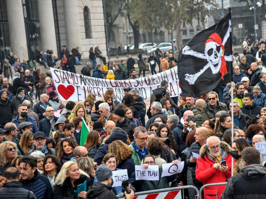Manifestazione della Difesa della Salute contro il Pass Verde all’Arco della Pace (Foto Claudio Furlan/LaPresse)