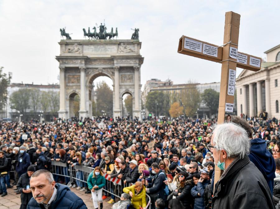 Manifestazione della Difesa della Salute contro il Pass Verde all’Arco della Pace (Foto Claudio Furlan/LaPresse)