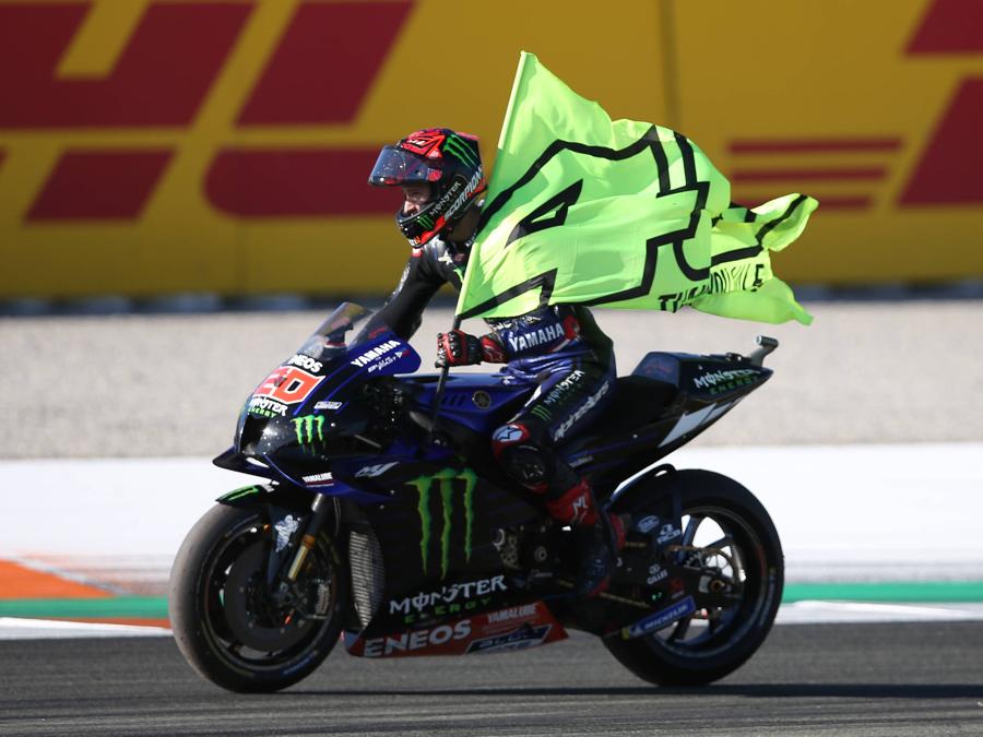 Fabio Quartararo con la bandiera di Valentino Rossi (foto IPP/imagosport)