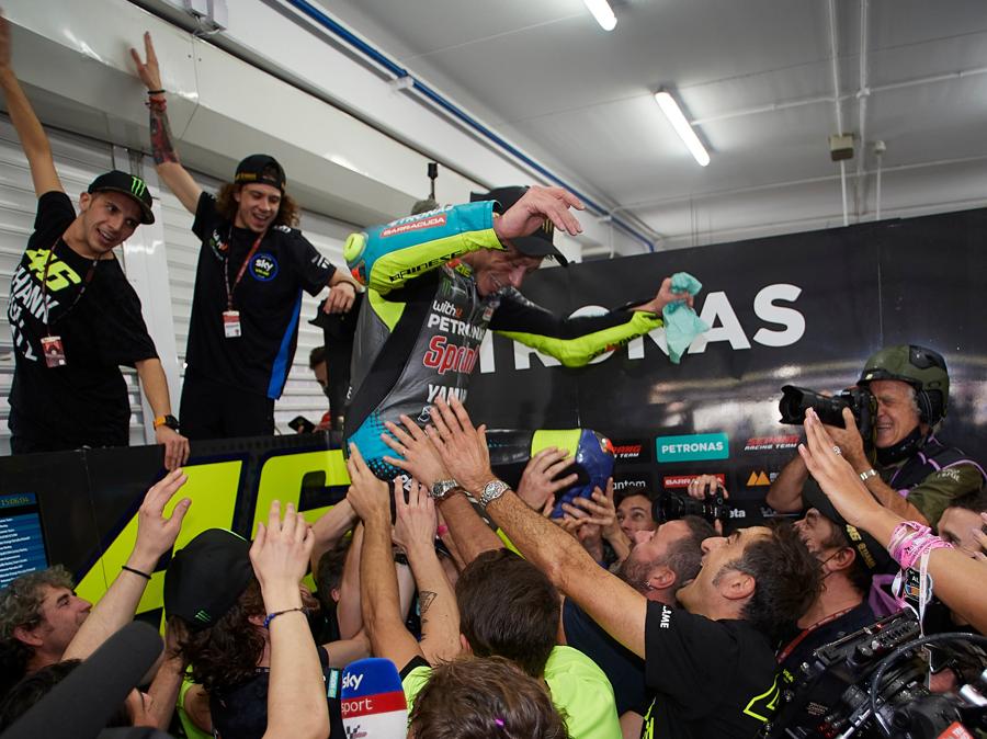 Valentino Rossi festeggia con il suo team (REUTERS/Pablo Morano)