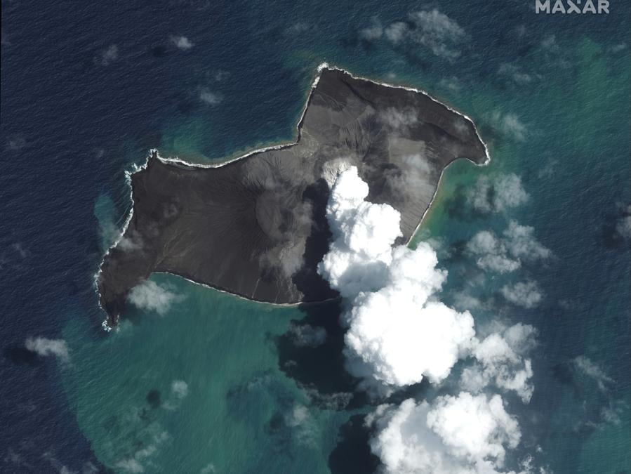 Questa immagine satellitare fornita da Maxar Technologies mostra una panoramica del vulcano Hunga Tonga Hunga Ha’apai a Tonga il 6 gennaio 2022, prima di un’enorme eruzione vulcanica sottomarina (Satellite image ©2022 Maxar Technologies via AP, File)