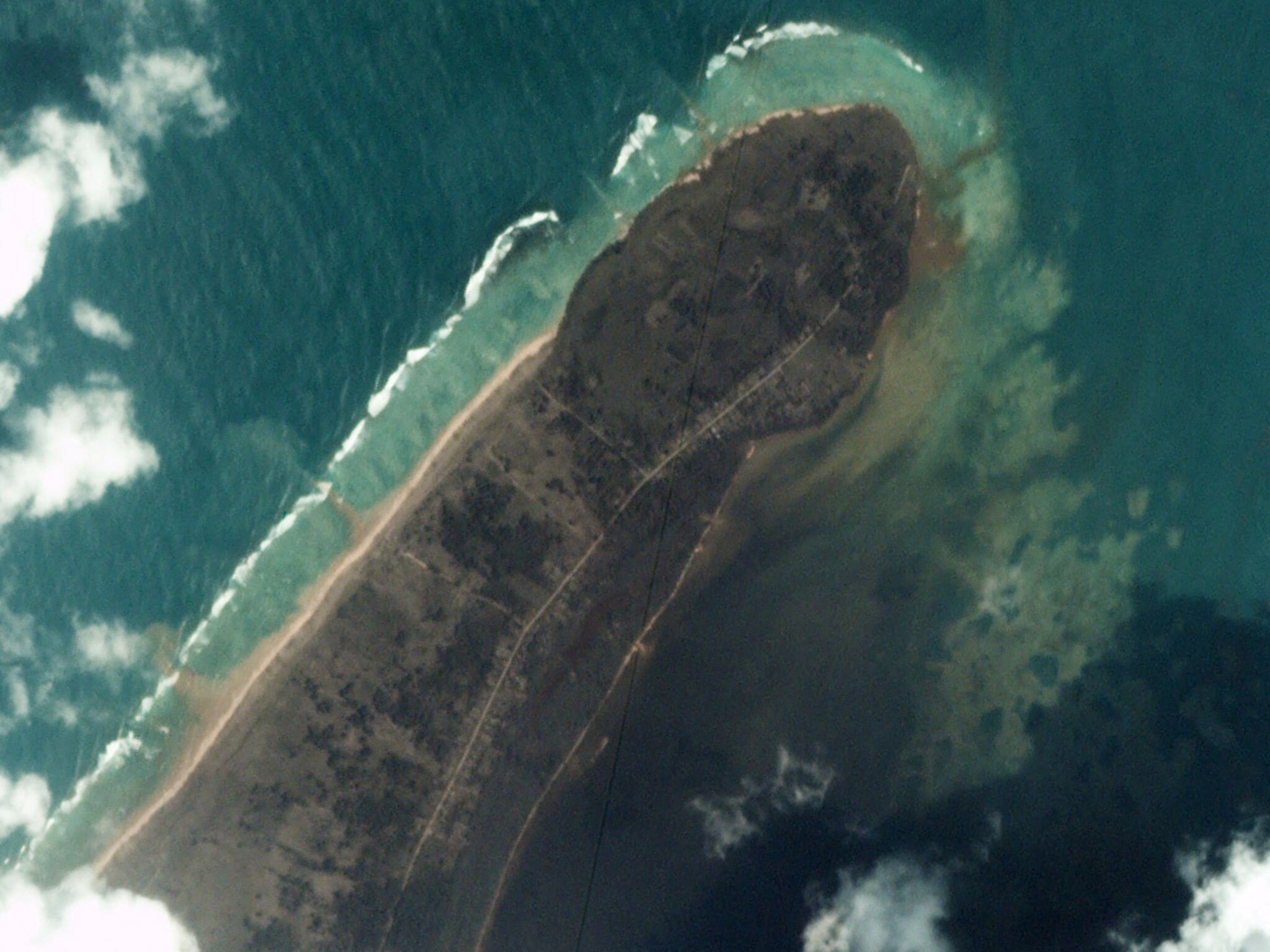 Questa immagine satellitare resa disponibile da 2022 Planet Labs PBC mostra un’immagine della città di Kanokupolu sull’isola di Tongatapu, l’isola principale di Tonga, il 16 gennaio 2022, un giorno dopo l’eruzione della vicina Hunga-Tonga-Hunga-Ha’apai vulcano che ha devastato molte delle isole vicine e causato uno tsunami attraverso l’Oceano Pacifico. (Photo by Handout / © 2022 Planet Labs PBC. / AFP) 