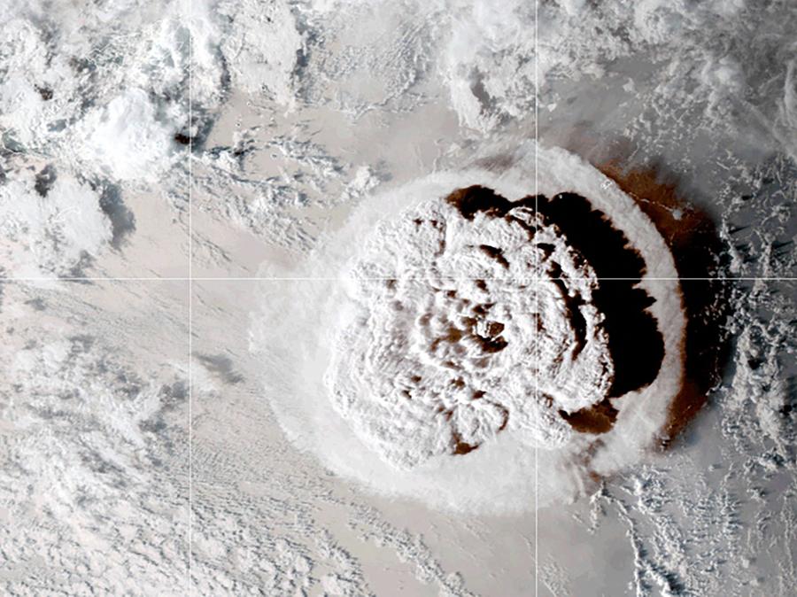 Un fermo immagine presa dal satellite NOAA GOES-West il 15 gennaio 2022 e ottenuta tramite la NASA mostra l’eruzione del vulcano Hunga-Tonga-Hunga-Haa’pai a Tonga che ha provocato uno tsunami. (Photo by Handout / NASA/NOAA / AFP) 