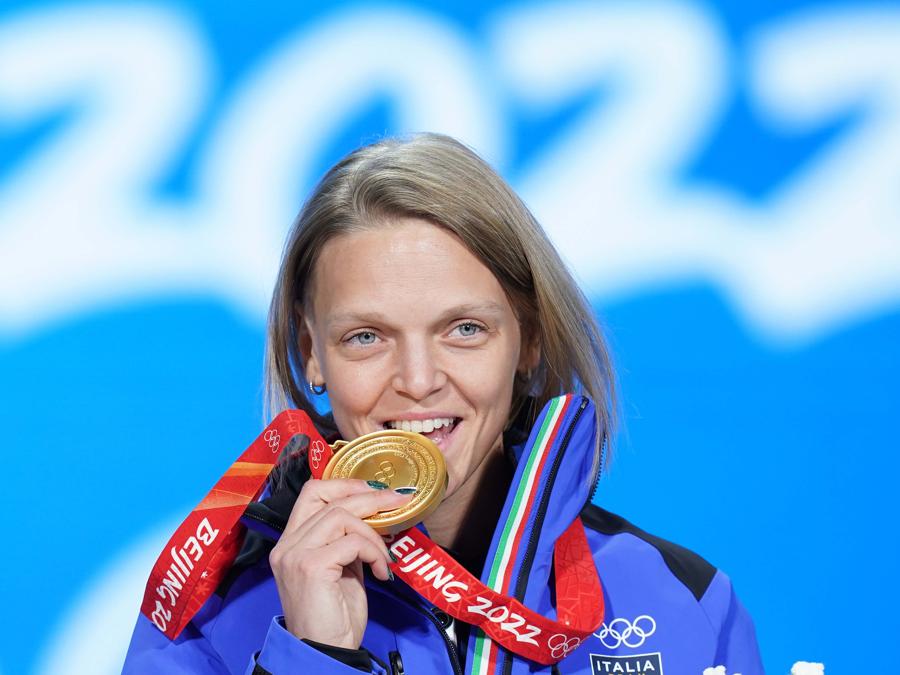 8 febbraio 2022 - giochi olimpici invernali Pechino 2022 - Cerimonia della medaglia short track - 500 m donne - Arianna Fontana medaglia d'oro  (foto IPP/ picture alliance Beijing)
