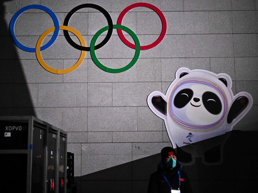 Gli anelli olimpici e  Bing Dwen Dwen, la mascotte ufficiale dei Giochi Olimpici Invernali di Pechino 2022. (Photo by Marco Bertorello / AFP)