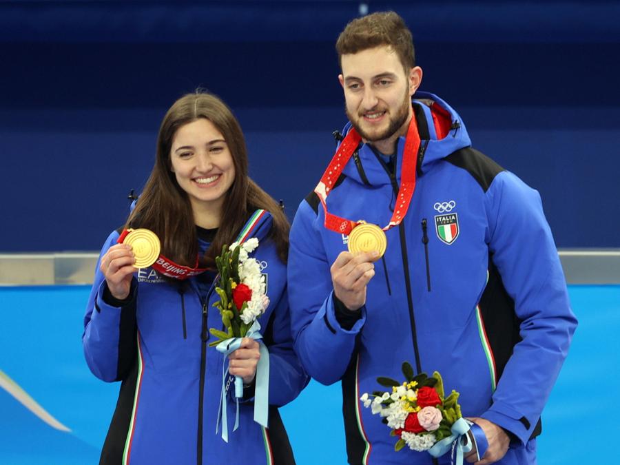 8 febbraio 2022 - Cerimonia per la premiazione della specialità Doppio misto di Curling - Medaglia d’oro per gli altleti italiani Stefania Constantini e Amos Mosaner. (Ansa/Jerome Favre)
