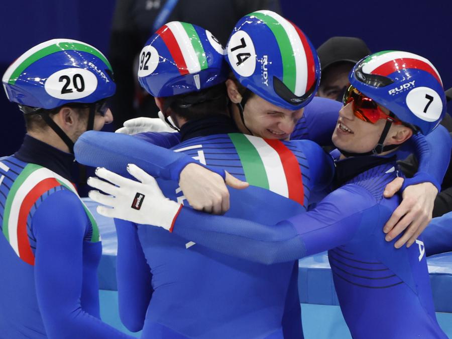 16 febbraio 2022 - La squadra italiana di short track composta da Andrea Cassinelli, Yuri Confortola, Tommaso Dotti e Pietro Sighel  vince la medaglia di bronzo nella finale dei 5.000 metri (EPA/HOW HWEE YOUNG)