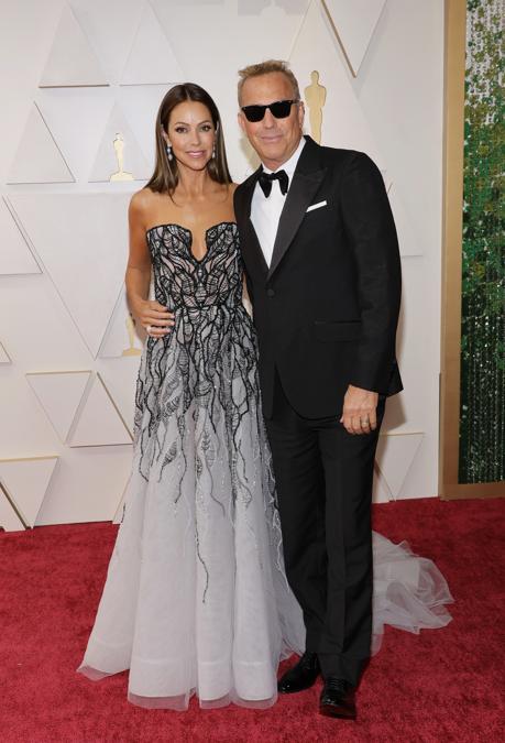 Kevin Costner  in Gucci e  Christine Baumgartner. (Photo by Mike Coppola/Getty Images)
