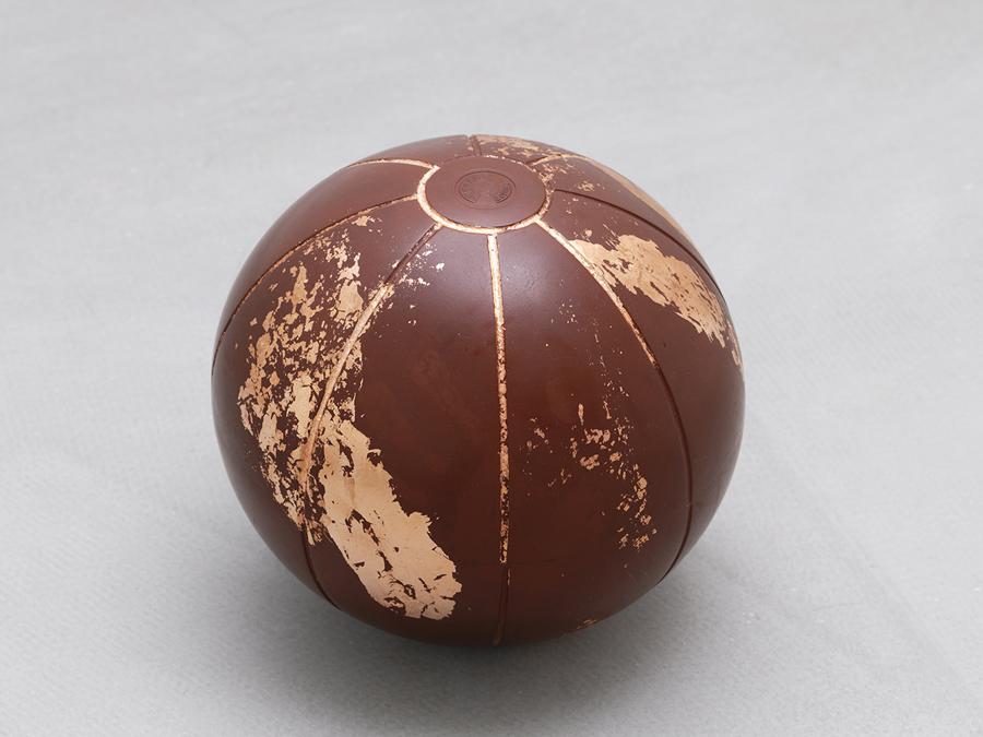 Alina Chaiderov - Altruism, 2020 - Medicine rehabilitation ball, copper leaf - 27 × 27 × 27 cm - Photo Aurélien Mole (Courtesy the Artist and Ciaccia Levi, Paris-Milan)