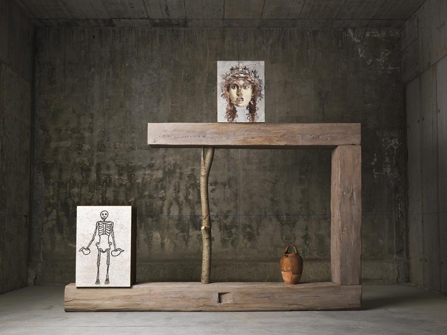 Andrea Branzi - Grandi Legni GL O3, Italia, 2009 - Edizione Design Gallery Milano & Galleria Nilufar - Struttura con sezione d'albero in travi antiche con inserti, incastri e colorazioni realizzate a mano. Mobili contenitori in larice massiccio con riproduzione di un affresco e la realizzazione di un mosaico romano - 280 x 30 x h 240 cm 110.2 x 11.8 x h 94.5 in (Courtesy Galleria Nilufar, Milano)
