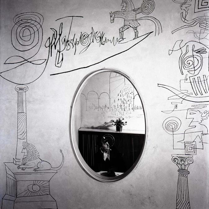 Ugo Mulas - Saul Steinberg, Palazzina Mayer #02, Milano, 1961 - Modern Print. Gelatin silver print on baritated paper on board - 37 × 37 cm (not framed) - 63 × 58 × 4 cm (framed) - Edition of 28 (Courtesy Archivio Ugo Mulas, Milano – Galleria Lia Rumma, Milano/Napoli)