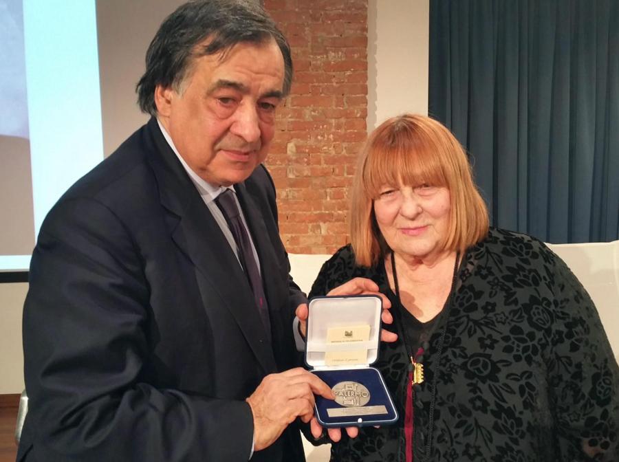 Letizia Battaglia con il sindaco di Palermo Leoluca Orlando, 5 marzo 2015. ANSA
