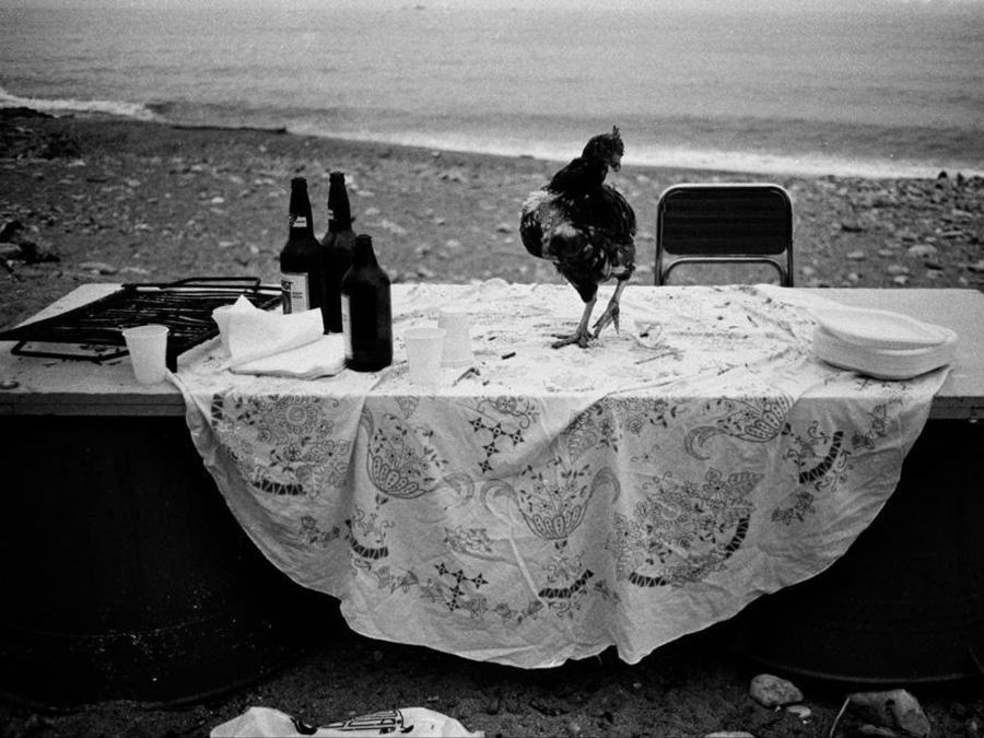 Nella spiaggia della Arenella la festa e finita, Palermo 1986. E' uno degli scatti di Letizia Battaglia. ANSA