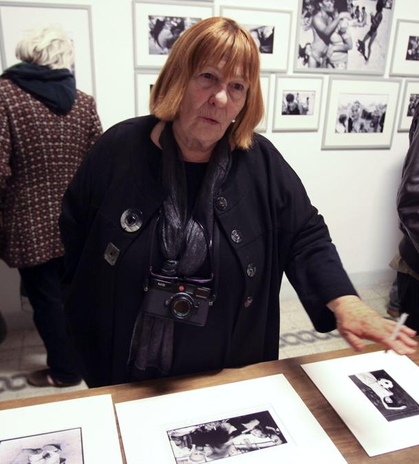 Letizia Battaglia all' inaugurazione della mostra fotografica "Vintages- Letizia Battaglia", 16 dicembre 2010, alla libreria fotografica S.T. a Roma. ANSA/LUCIANO DEL CASTILLO/ DBA