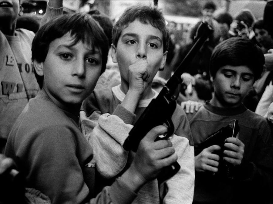 Festa del giorno dei morti I bambini giocano con le armi, Palermo1986. E' uno degli scatti di Letizia Battaglia.  "Per pura passione", una mostra antologica. ANSA 