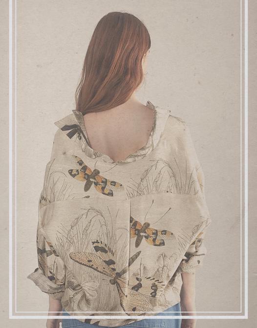 Si chiama Organic Silk Souvenir la capsule collection di Pierre-Louis Mascia per la Giornata della Terra: dal suo archivio personale di illustrazioni ha selezionato e reinterpretato nove stampe botaniche ed entomologiche del XIX secolo con immagini di uccelli sinuosi o delicate libellule e api. Tra le stampe solo una si riferisce alla specie umana, un motivo di piccoli teschi grafici tratteggiati a matita, a simboleggiare il rischio che corre la nostra specie con il suo comportamento non sostenibile. Le camicie della collezione sono certificate Gots, che garantisce il contenuto di fibre naturali di origine biologica, la tracciabilità durante tutto il processo produttivo, le restrizioni all’uso di prodotti chimici e il rispetto dei criteri ambientali e sociali in tutte le fasi della catena produttiva