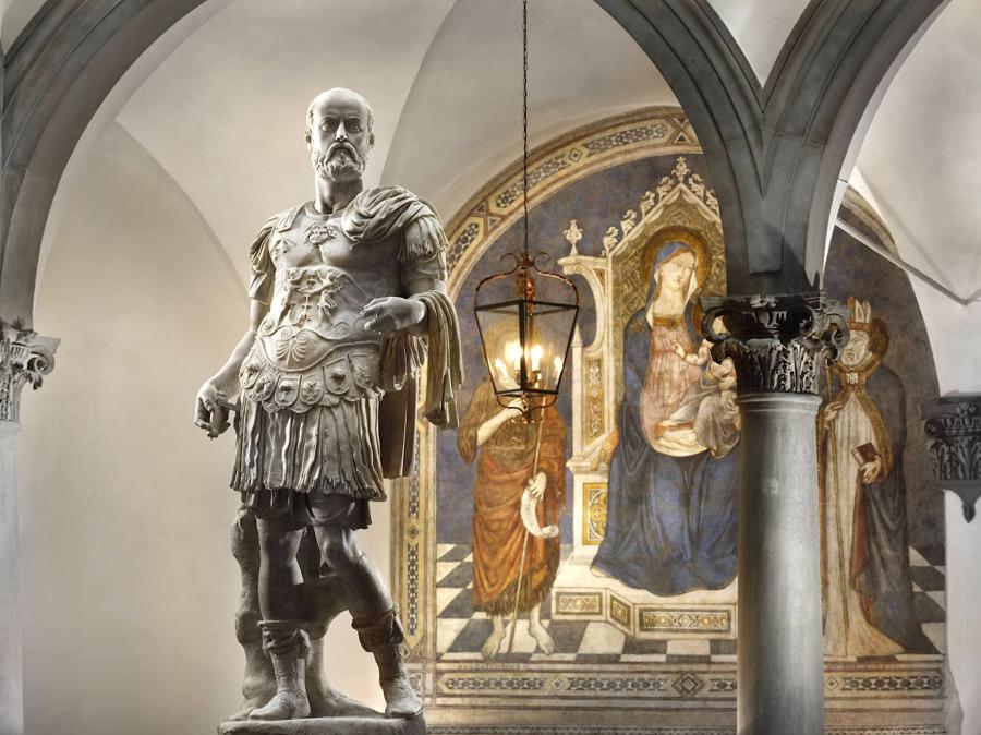 Statua di Cosimo I e affresco della Madponna in trono, Corte Cosimo I, Courtesy Palazzo Portinari Salviati