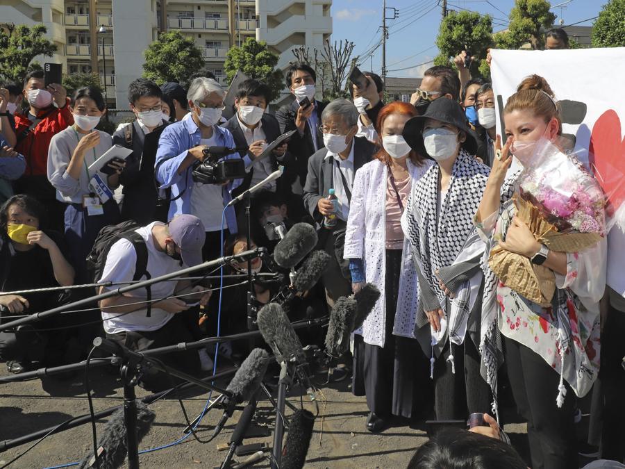 Fusako Shigenobu, seconda a destra, che ha co-fondato il gruppo terroristico Japanese Red Army, con sua figlia Mei, a destra, parla ai giornalisti dopo essere uscita di prigione ad Akishima, sobborgo di Tokyo. (Kyodo News via AP)