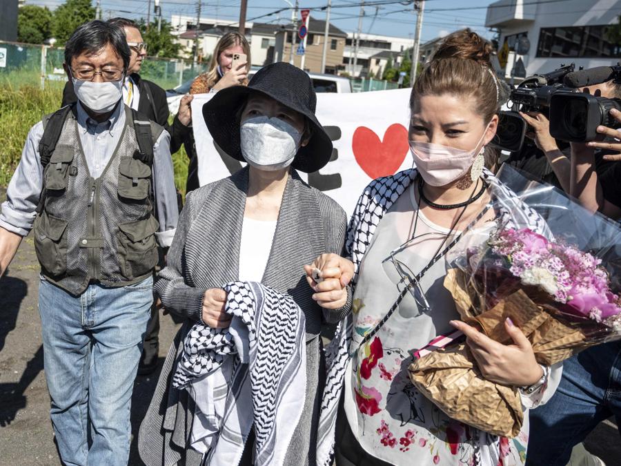 Fusako Shigenobu con sua figlia Mei. (Photo by Charly TRIBALLEAU / AFP)