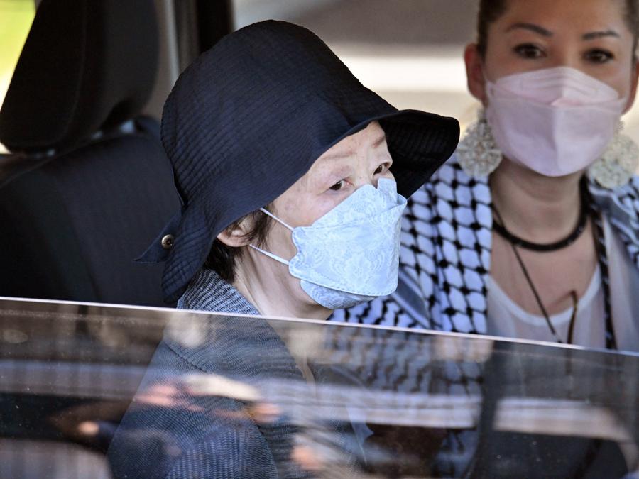 Fusako Shigenobu, attivista comunista giapponese ed ex leader e fondatrice dell’ormai sciolto gruppo terroristico, l’Armata Rossa giapponese (JRA), è stata rilasciata dopo la sua condanna nella città di Akishima. (Photo by Kotaro Numata / Yomiuri / The Yomiuri Shimbun via AFP)