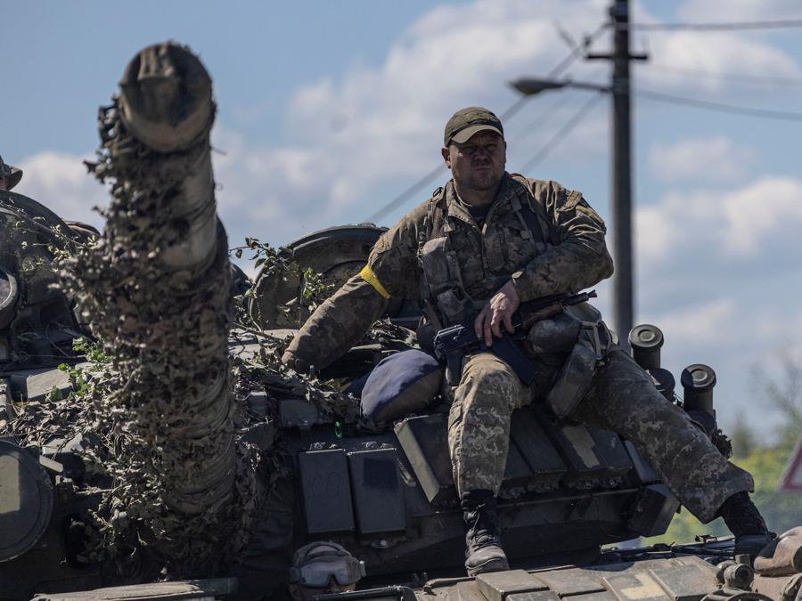 Un soldato ucraino  su un carro armato,  vicino alla città di Pokrovsk, nella regione di Donetsk. (Reuters/Carlos Barria)