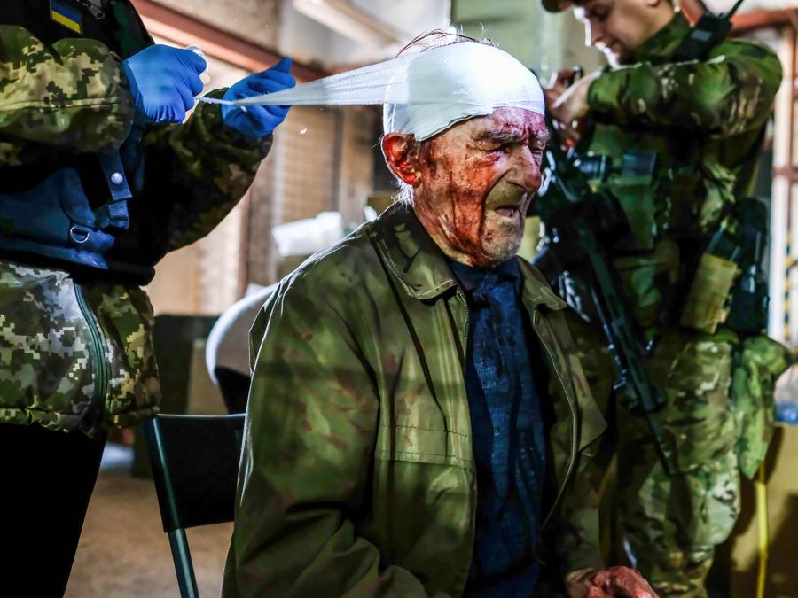 Un uomo anziano viene fasciato alla testa insanguinta, nel Donbass (foto IPP /Rick Mave/zumapress Severodonetsk)
