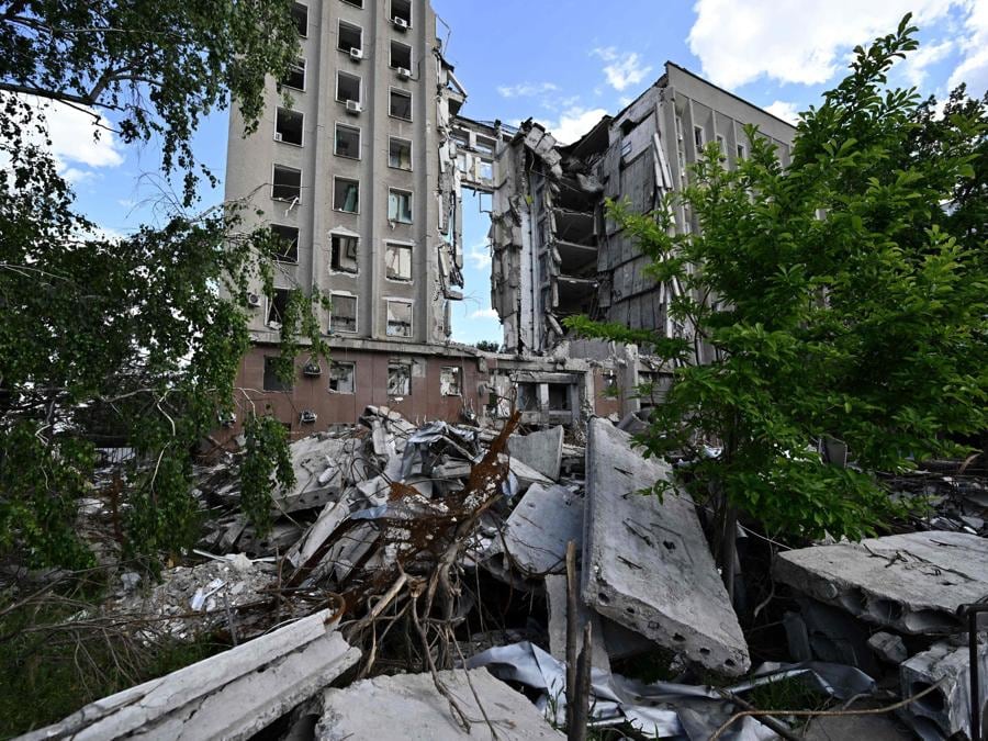 L’edificio del governo regionale distrutto da un attacco missilistico russo, nella città ucraina meridionale di Mykolaiv.(Photo by Genya SAVILOV / AFP)