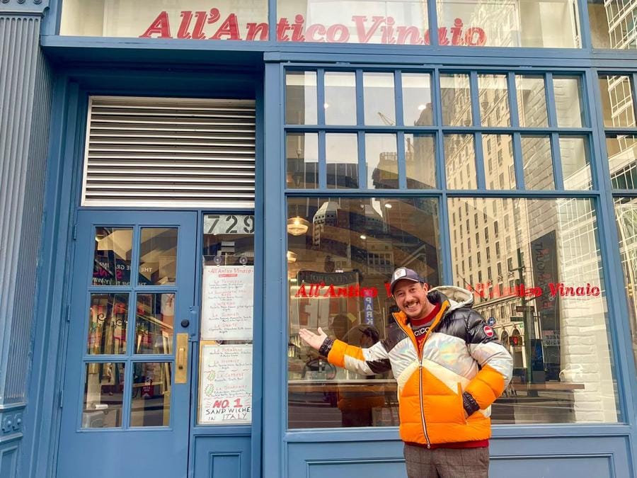 Tommaso Mazzanti davanti al negozio di New York