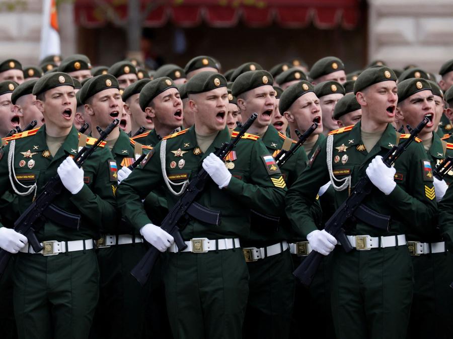 I membri del servizio russo prendono parte a la parata militare il giorno della vittoria, che segna il 77° anniversario della vittoria sulla Germania nazista nella seconda guerra mondiale, nella Piazza Rossa nel centro di Mosca. REUTERS/Maxim Shemetov