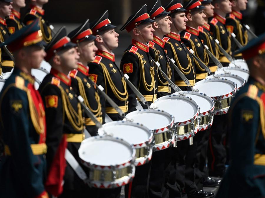 I membri di una banda militare alla parata di Mosca. (Photo by Kirill KUDRYAVTSEV / AFP)