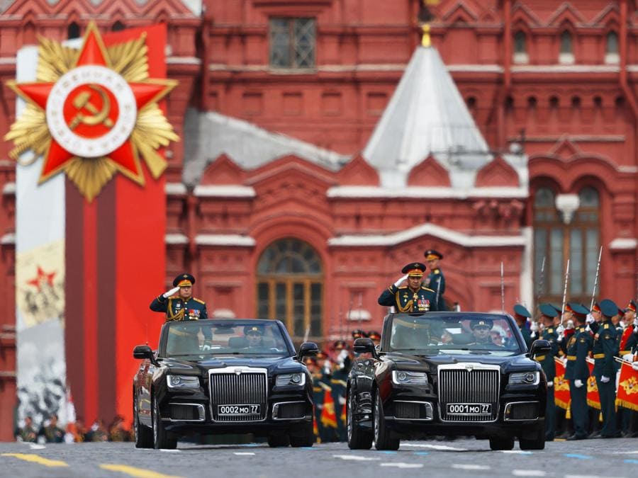 Il ministro della Difesa russo Sergei Shoigu e il capo delle forze di terra russe Oleg Salyukov guidano le Aurus cabriolet durante la parata militare a Mosca . REUTERS/Evgenia Novozhenina